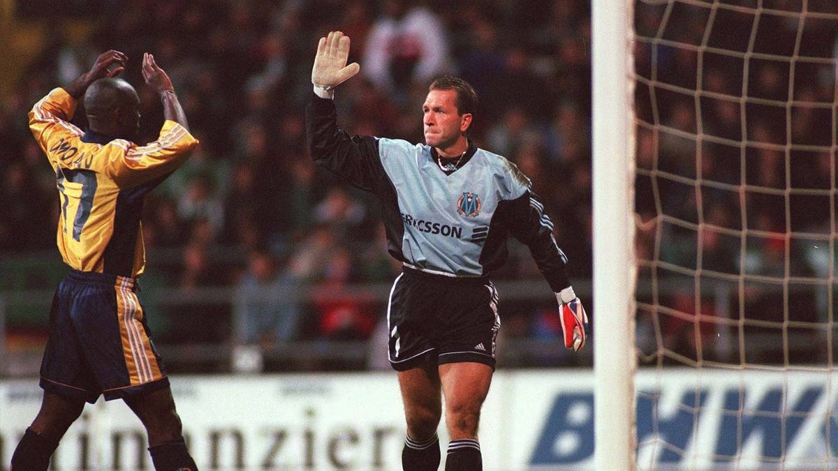 Nach dem EM-Gewinn meldete sich dann aber ein noch größerer Verein bei Köpke: Der FC Barcelona. Köpke unterschrieb, auch weil der VfB und MV ihn "gelinkt" hätten und versprochene Zusagen nicht eingehalten hätten. Leider überlegte es sich Barca wenige Tage nach der Unterschrift doch wieder anders. Die Katalanen nutzten eine auch von Köpke unterschriebene Ausstiegsklausel, traten vom Vertrag zurück – der Europameister stand plötzlich ohne Verein da. Kurz vor Saisonbeginn unterschrieb er dann doch noch bei Olympique Marseille, das 600.000 Mark Ablöse an Stuttgart zahlte. Die Ablöse wurde Köpke vom Gehalt abgezogen.