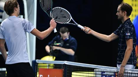 Zverev (l.) unterliegt Medwedew (r.) bei den ATP Finals