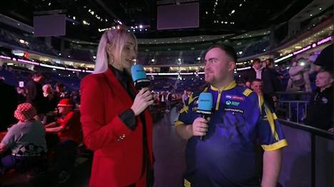 Luke Littler spricht vor dem achten Spieltag der Premier League of Darts in Berlin mit SPORT1 über die deutschen Fans und sein Treffen mit der englischen Nationalmannschaft.