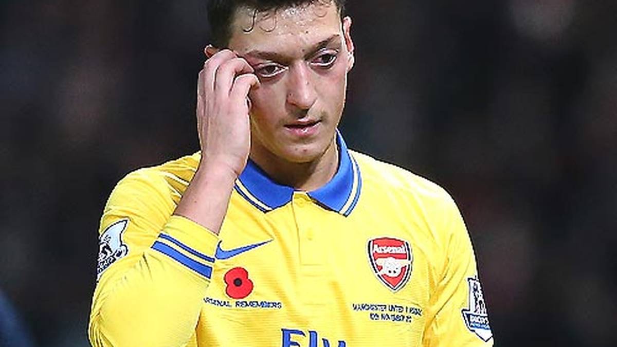 Doch so sehr Özil nach guten Leistungen gefeiert wird, so sehr steht er schon bei mittelmäßigen Vorstellungen im Fokus der öffentlichen Kritik. Nur rund zwei Monate später spottet die britische Presse über den 50-Millionen-Einkauf: Nach Arsenals 0:1 bei Manchester United bezeichnet ihn etwa der "Guardian" als "Taschendieb, der nur im Sprint lebendig wurde". Aber nicht nur die Presse sieht es auf Özil ab