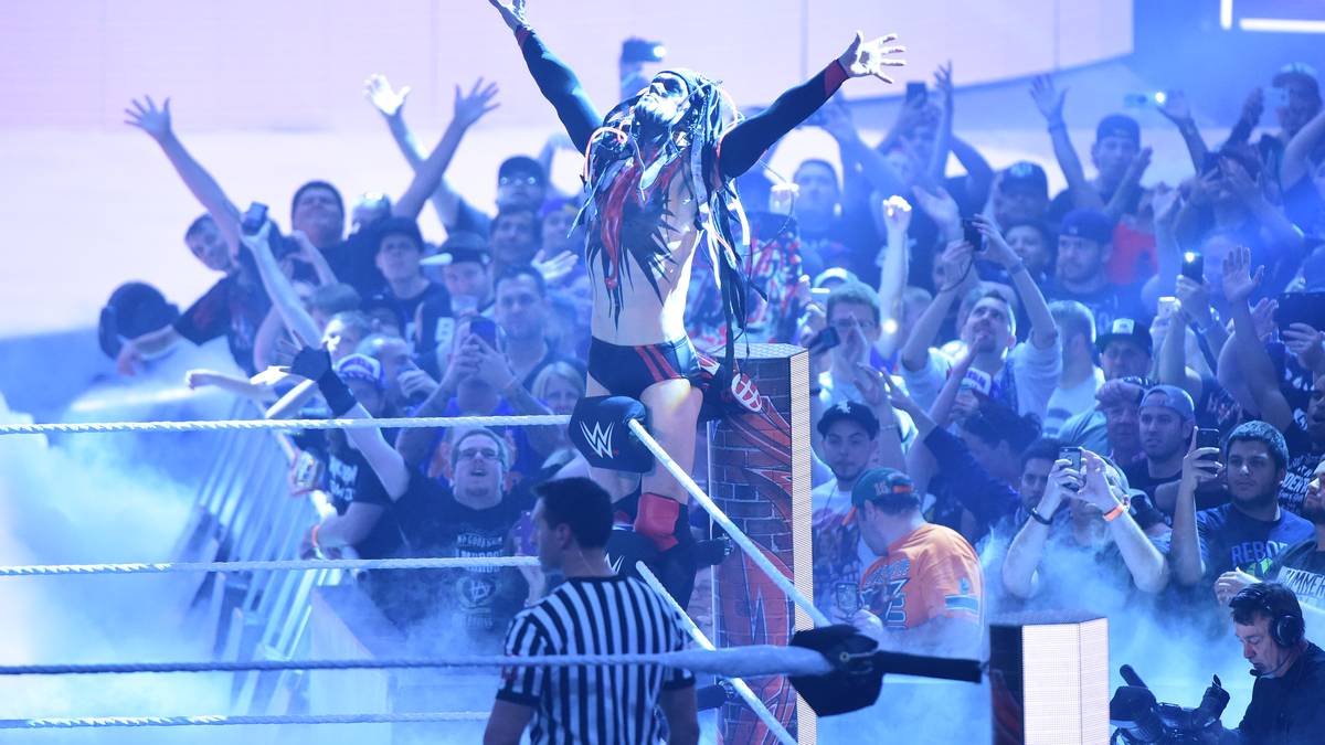 Finn Balor kommt in seinem Alter Ego als "Demon King"