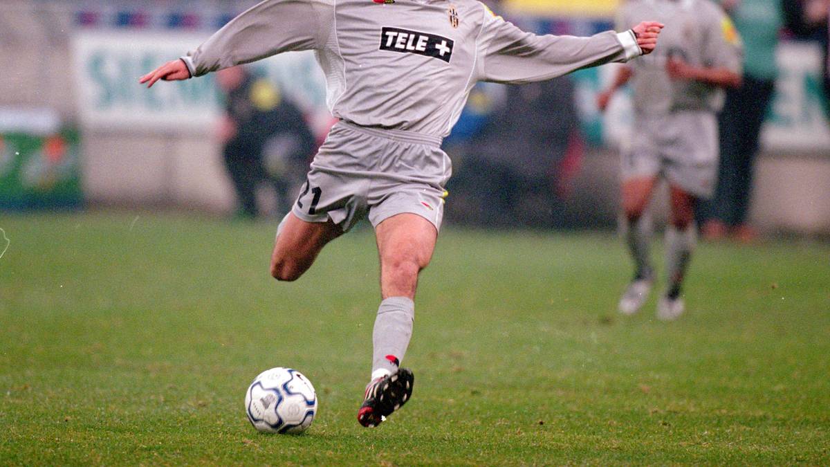 PLATZ 2: Der bisherige Rekordtransfer der Serie A: Der Kauf des französischen Zauberfußballers Zinedine Zidane war für Real Madrid 2001 entscheidender Baustein des Projekts "Los Galacticos". 73,5 Millionen Euro bekam Juventus Turin dafür