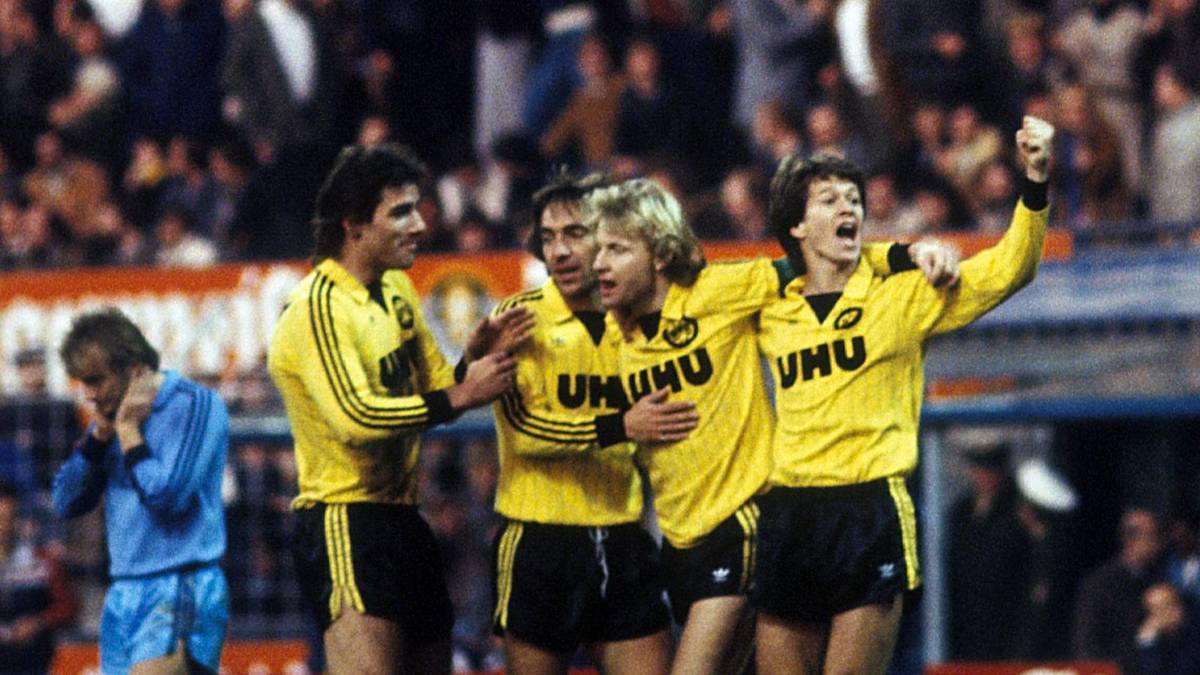 PLATZ 1 - 10 Tore, Dortmund - Bielefeld (11:1), 1982: Bielefeld muss erneut leiden. Zehn Jahre, nachdem sich die Arminia daheim das 1:7 gegen Braunschweig fängt, gibt es auswärts beim BVB 11 Gegentore. Dabei führt die Arminia durch Frank Pagelsdorf (16.) sogar mit 1:0. Doch dann folgt die große Manfred-Burgsmüller-Show: Fünf Tore schießt alleine der Stürmer. Bernd Klotz steuert einen Dreierpack bei, der BVB schießt alleine nach der Pause zehn Tore