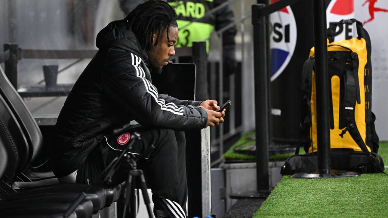 Elye Wahi auf der Bank von Eintracht Frankfurt