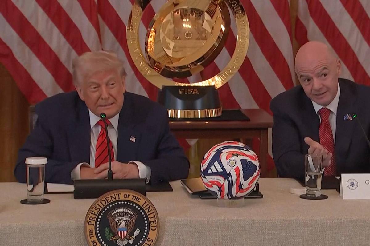 US-Präsident Donald Trump und FIFA-Boss Gianni Infantino halten eine Pressekonferenz zur Klub-WM und WM 2026 in den USA ab. Dabei wird Trump bei einer Frage zum russischen Ausschluss überrascht.