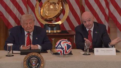 US-Präsident Donald Trump und FIFA-Boss Gianni Infantino halten eine Pressekonferenz zur Klub-WM und WM 2026 in den USA ab. Dabei wird Trump bei einer Frage zum russischen Ausschluss überrascht.
