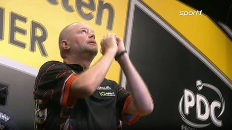 In einem umkämpften Match behauptet sich Raymond van Barneveld gegen Ryan Searle und zieht ins Viertelfinale ein.