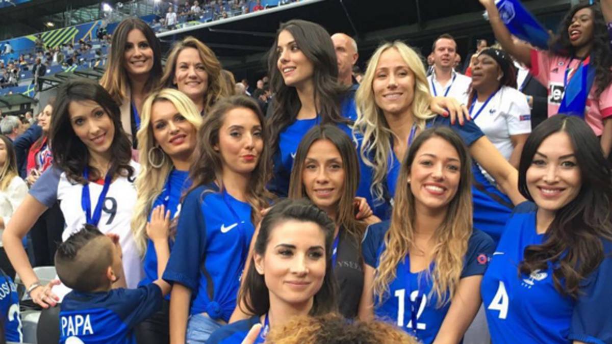 Sie postete nach dem Spiel der Franzosen gegen Albanien dieses Gruppenfoto der französischen Spielerfrauen auf der Tribüne