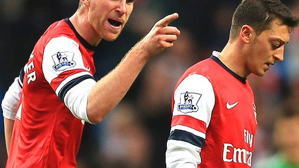 Nach Arsenals 3:6-Pleite bei Manchester City platzt Torschütze Per Mertesacker der Kragen. Er knöpft sich seinen Teamkollegen vor, weil Özil sich weigert, sich bei den mitgereisten Anhängern für ihre lautstarke Unterstützung zu bedanken. "Ich war verärgert und weiß, dass es eine große Tradition ist, 'danke' zu sagen", entschuldigt sich der Spielmacher anschließend via Facebook