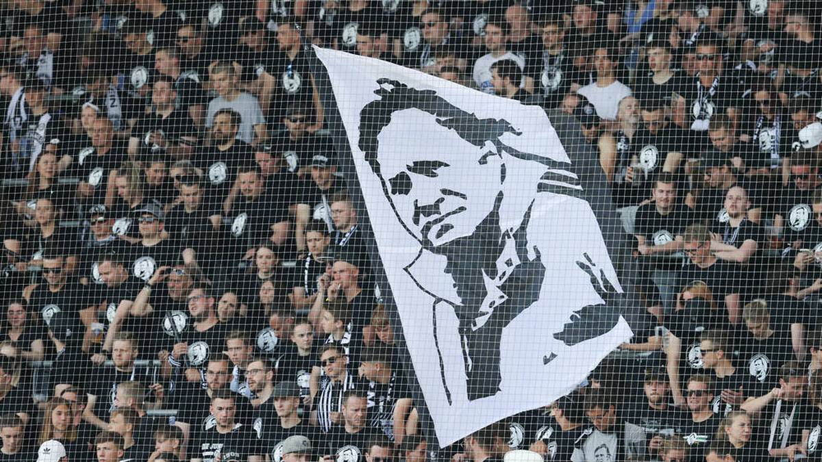 Fans von Sturm Graz schwenken eine Fahne mit dem Gesicht von Ivica Osim