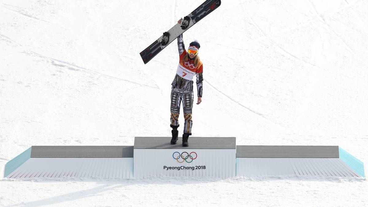 Aber damit nicht genug: Die 22-Jährige tritt auch im Snowboard-Parallelslalom und holt - diesmal als Favoritin - auch in dieser Disziplin Gold vor den Deutschen Selina Jörg und Ramona Hofmeister