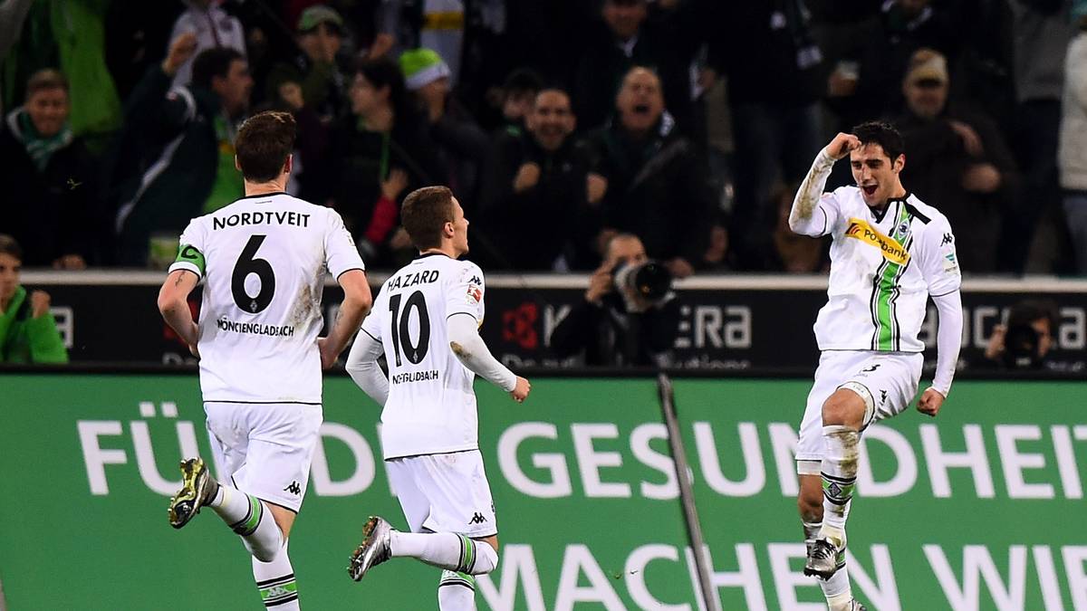 Kurz vor dem Seitenwechsel dürfen aber auch die Fohlen jubeln: Lars Stindl schlenzt den Ball ins lnke untere Eck