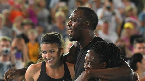 Usain Bolt mit seinen Teammitgliedern Jenna Prandini (l.) und Jeneba Tarmoh (r.)