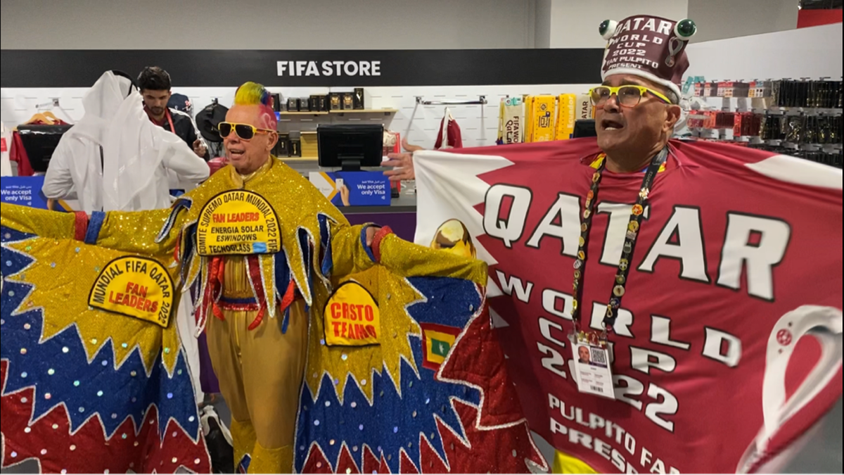 SPORT1 traf zwei auffällig gekleidete südamerikanische Fans, die Werbung für Katar machen