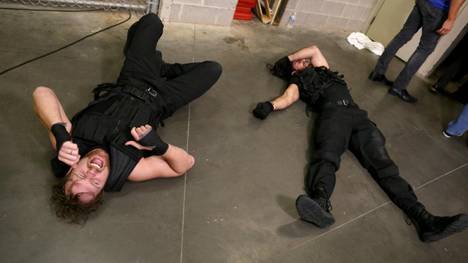 Bei WWE Monday Night RAW wurden nicht nur Dean Ambrose (l.) und Seth Rollins Opfer einer großen Attacke