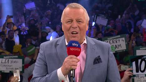 John McDonald verabschiedet sich in den Ruhestand. Im Finale der Darts-WM 2026 zwischen Luke Littler und Gian van Veen bittet er ein letztes Mal die Spieler auf die Bühne.