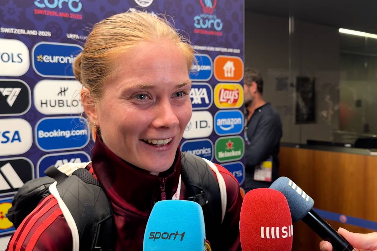 Nationalspielerin Sjoeke Nüsken enthüllt in der Mixed Zone eine Geste von der verletzten Spielführerin Giulia Gwinn.
