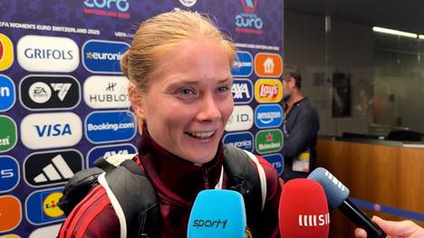 Nationalspielerin Sjoeke Nüsken enthüllt in der Mixed Zone eine Geste von der verletzten Spielführerin Giulia Gwinn.