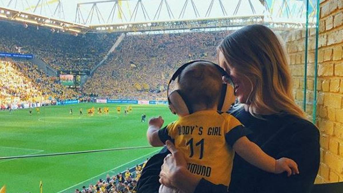 Premiere für Reus' Nachwuchs! Die Tochter von Marco Reus durfte erstmals mit ins Stadion. Wie die Lebensgefährtin des Nationalspielers, Scarlett Gartmann, bei Instagram dokumentierte, sah "Daddy's Girl" zwei Tore und einen 4:0-Sieg des BVB gegen Leverkusen am Samstag