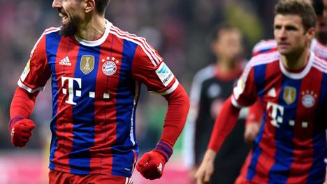 Franck Ribery (v.) bejubelt sein zweites Saisontor in der Bundesliga