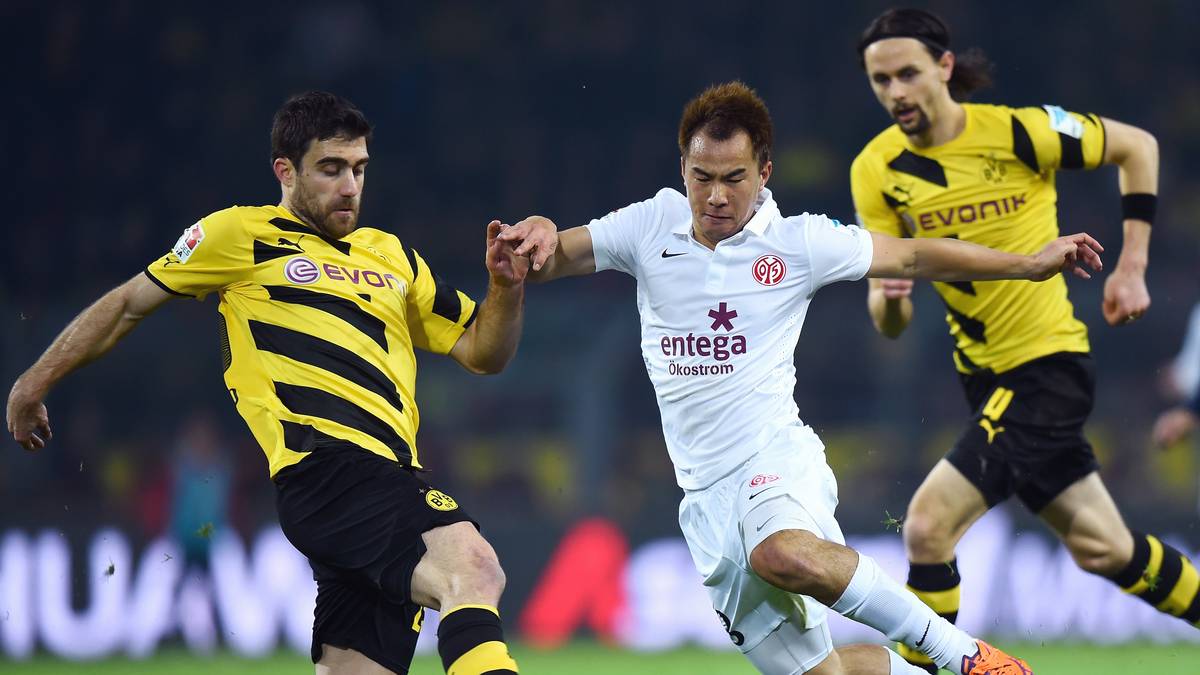 Bei Borussia Dortmund kassierten Shinji Okazaki (M.) und Co. die siebte Saisonniederlage