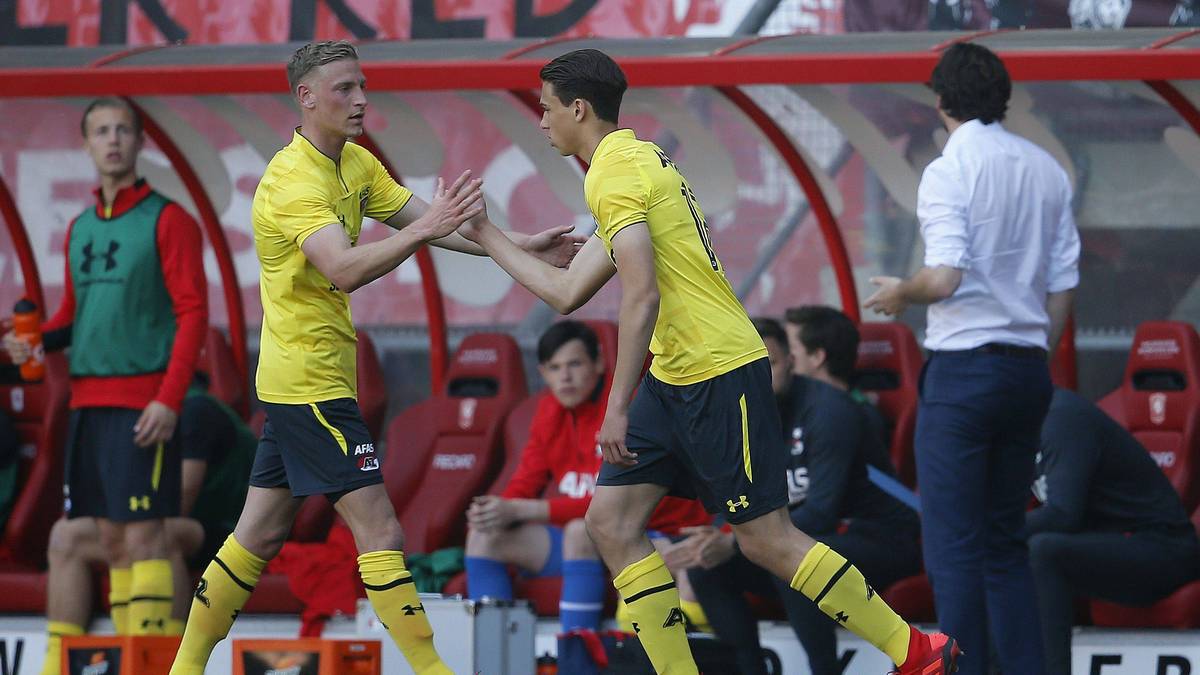 Großer Moment für den Sohnemann, stolzer Papa: Am Osterwochenende durfte Maxim GULLIT (r.) erstmals auf Profiebene für AZ Alkmaar ran. Der 18-Jährige wurde beim Spiel der zweiten Mannschaft gegen Twente zwanzig Minuten vor Schluss eingewechselt