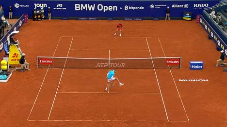 Alexander Zverev gewinnt sein Auftaktmatch bei den BMW Open, macht es aber lange spannend. Erst im entscheidenden dritten Satz, kann er sich durchsetzen. Da sorgt er mit einem Tweener aber für den Punkt des Tages.