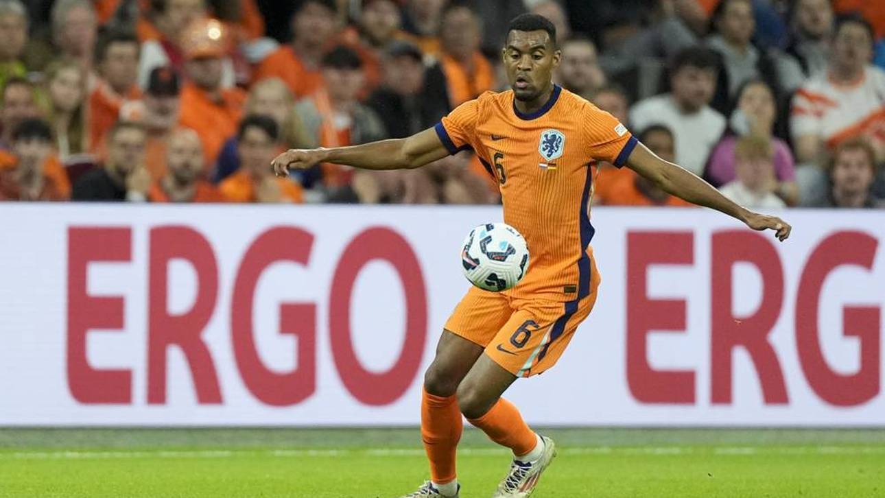 Ryan Gravenberch vor seinem Pass auf Xavi Simmons