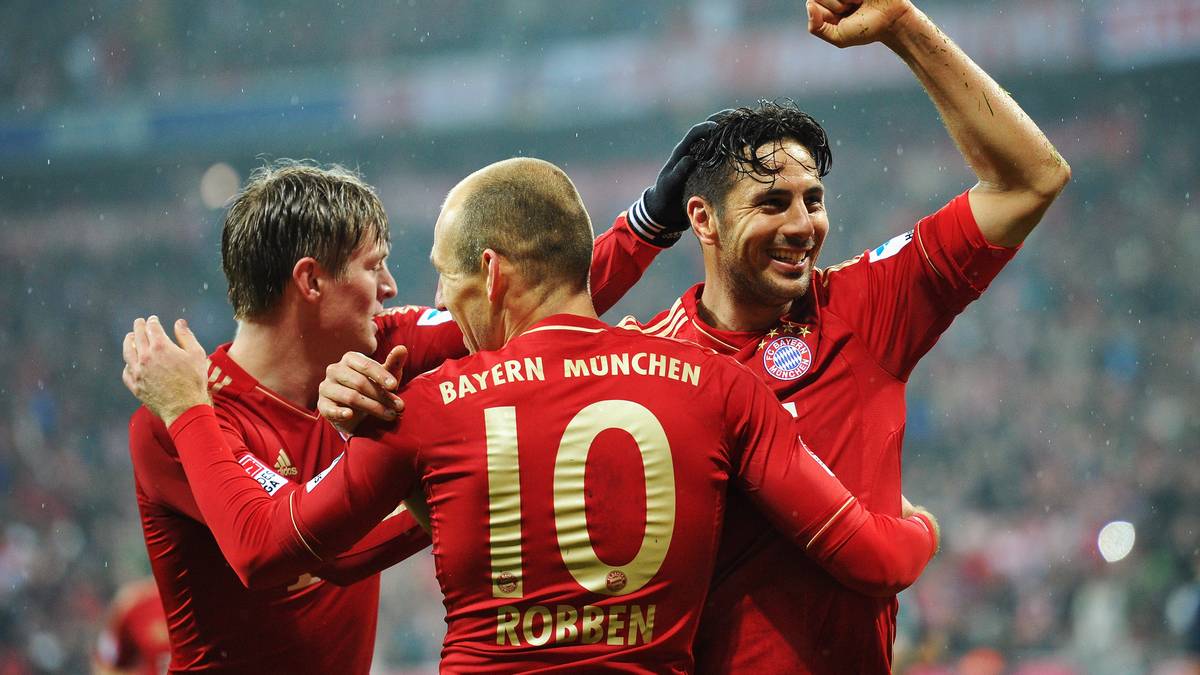 Dieser Sieg bedeutet den bislang höchsten Triumph der Bayern in allen direkten Duellen. Claudio Pizarro (r.) glänzt bei dem Coup mit vier Toren, Arjen Robben trifft doppelt