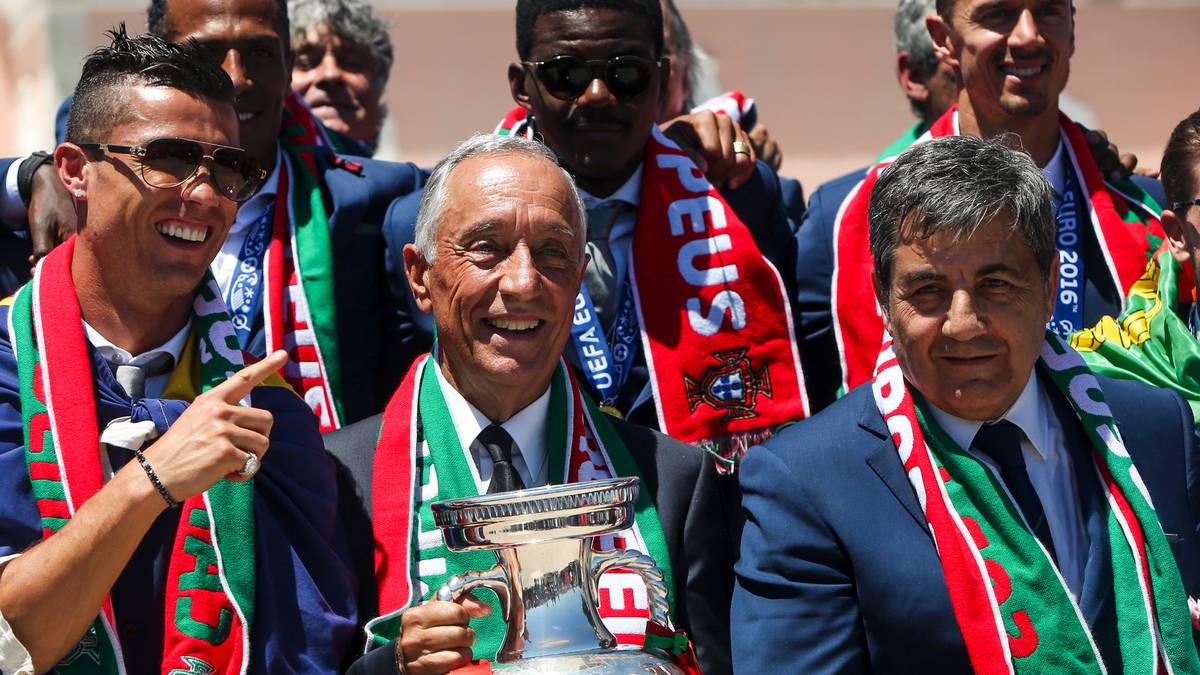 Dann wird das Team vom portugiesischen Präsidenten Marcelo Rebelo de Sousa (M.) willkommen geheißen und beglückwünscht