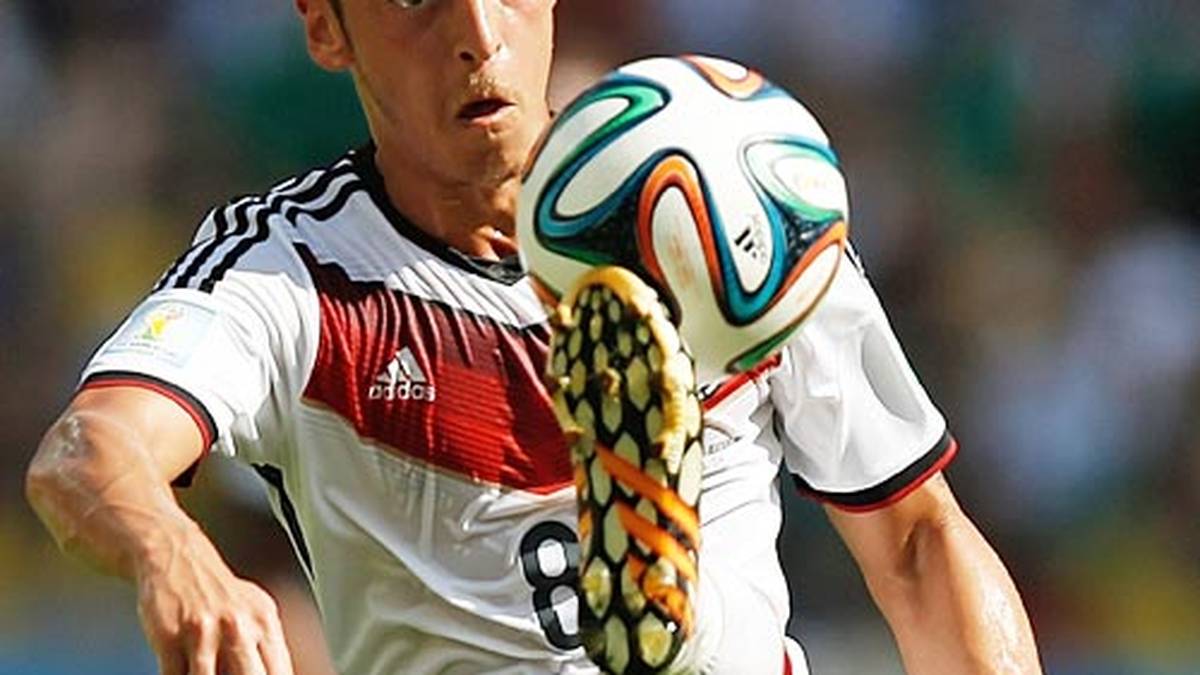 Der öffentliche Druck wächst, doch Löw lässt sich nicht beirren. Am Ende bringt es Özil auf einen Treffer und darf den Weltmeister-Pokal in den Himmel strecken