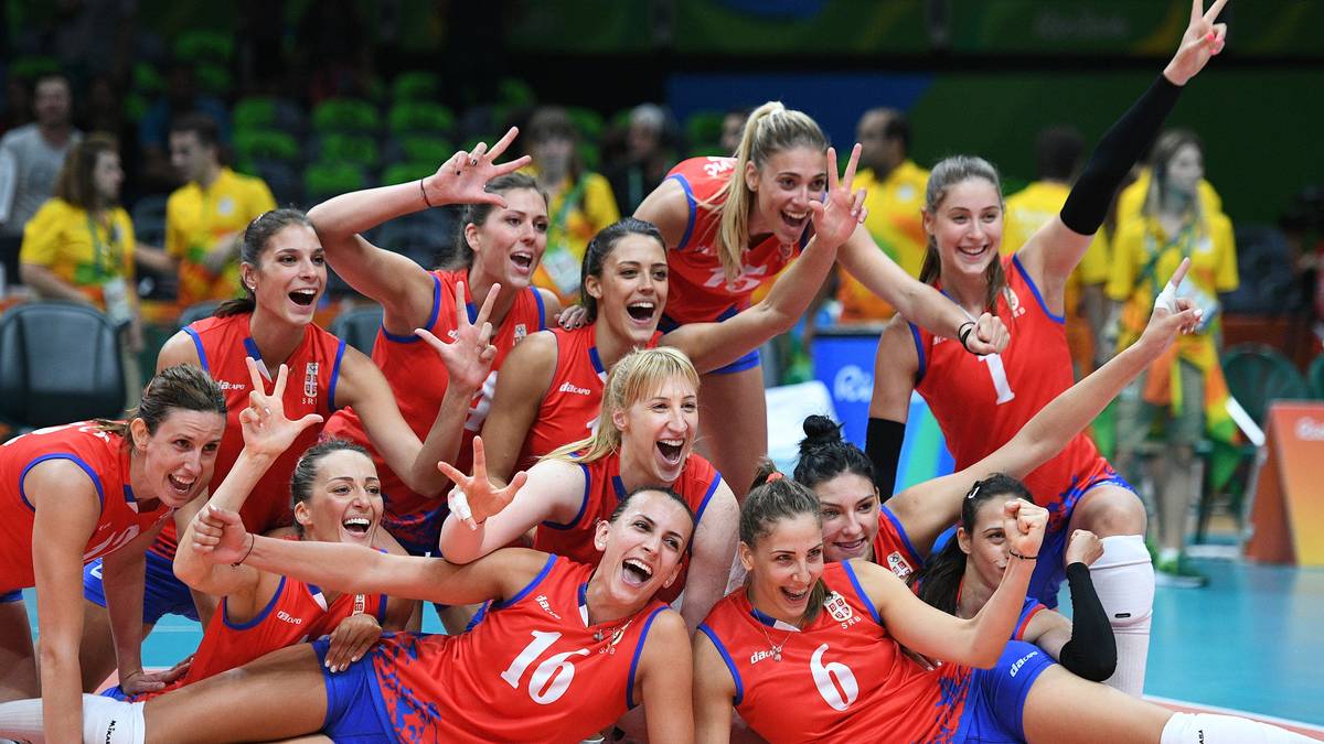 Das serbische Volleyball-Team zeigt sich äußerst fotogen