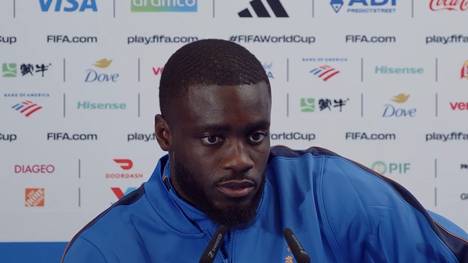 Dayot Upamecano verurteilt rassistische Äußerungen einer paraguayischen Senatorin gegen Mbappé. Die Mannschaft stehe geschlossen hinter ihm und fordert Konsequenzen.