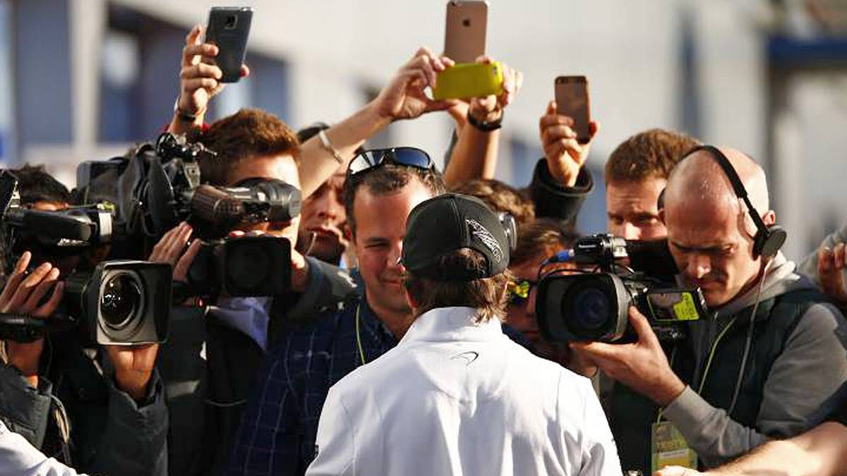 Fernando Alonso wird in Jerez von der Presse belagert