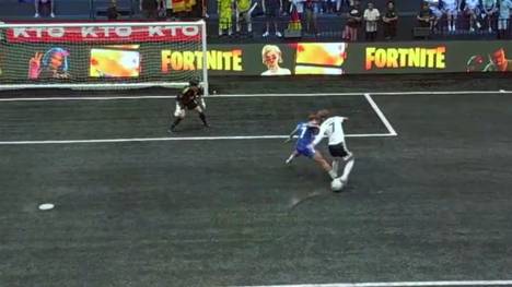 Das deutsche Team steht im Viertelfinale des Kings League World Cup! Nach einer Niederlage gegen Argentinien und zwei Siegen gegen die USA und gegen Japan steht das Team um Nick Salihamidzic nun in der KO-Runde.