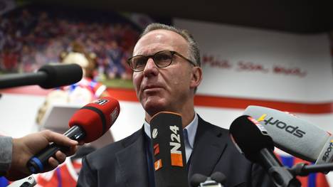Karl-Heinz Rummenigge auf einer Pressekonferenz des FC Bayern