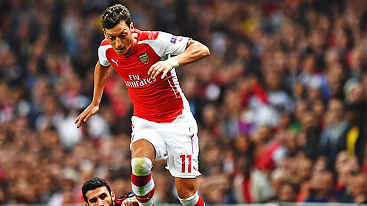 Vom erhofften Weltmeister-Schwung ist bei Özil zum Saisonstart beim FC Arsenal nichts zu sehen. "Gunners"-Coach Wenger verweist auf die Belastungen der WM - und behält recht. Arsenals Nummer zehn findet zu allmählich wieder zu seiner Form zurück, die Tendenz ist zuletzt positiv