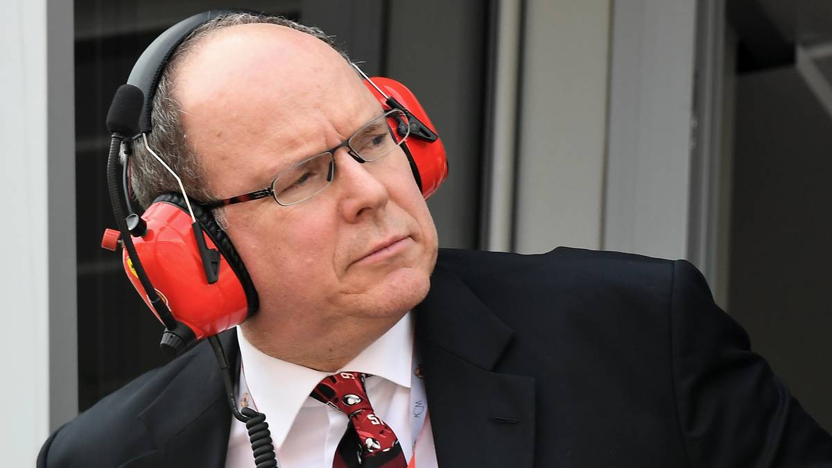 Auch Prinz Albert von Monaco ist ein interessierter Beobachter des Renngeschehens. Hier trägt er Kopfhörer von Ferrari. Hört er damit sogar den Funk der Scuderia mit?