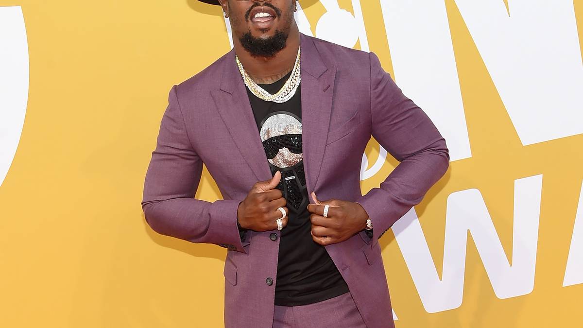 Was die NBA-Spieler können, können wir schon lange, denkt sich da wohl NFL-Superstar Von Miller und dreht den Swag bis zum Anschlag auf