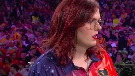 Noa-Lynn van Leuven unterläuft im Spiel gegen Peter Wright ein kurioser Fauxpas. Sie überwirft sich mit dem höchstmöglichen Score.