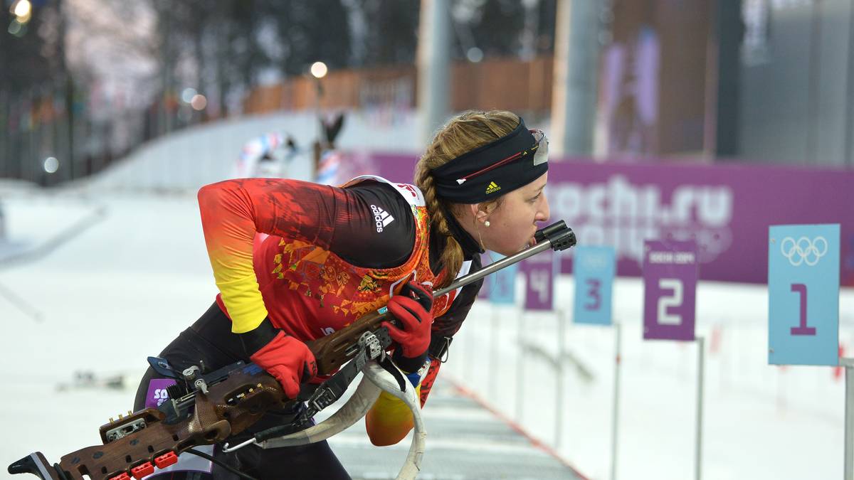 Franziska Preuß kämpft bei den Olympischen Spielen in Sotschi mit ihrem Gewehr