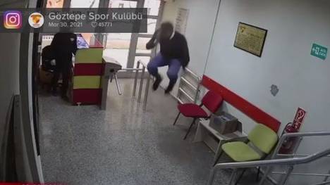 Alpaslan Öztürk wurde für das Spiel der Türkei gegen Lettland nachnominiert. Eine Überwachungskamera auf dem Vereinsgelände seines Klubs Göztepe hat seine emotionale Reaktion eingefangen.