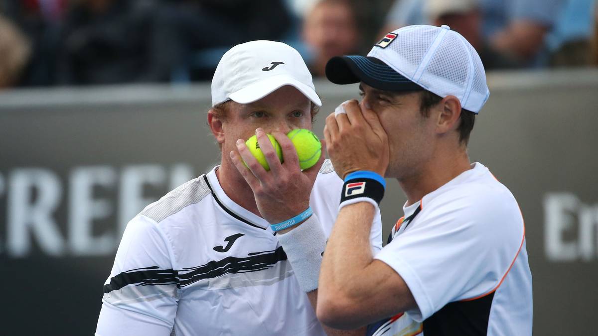 Taktikbesprechung: Matthew Barton und Matthew Ebden wollen mit aller Macht verhindern, dass die Kontrahenten Pablo Carreno Busta und Guillermo Garcia-Lopez aus Spanien etwas mitbekommen