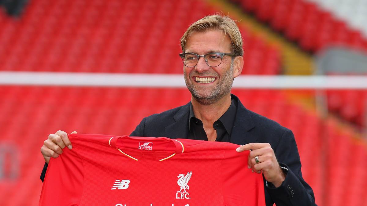 Danach dann das erste Foto mit dem Liverpool-Trikot