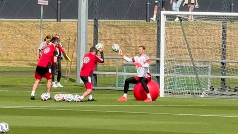 Manuel Neuer arbeitet nach seiner Wadenverletzung fleißig an seinem Comeback. Am Montag trainierte der Schlussmann bereits auf dem Platz, um im letzten WM-Test gegen die USA sein DFB-Comeback zu feiern. 