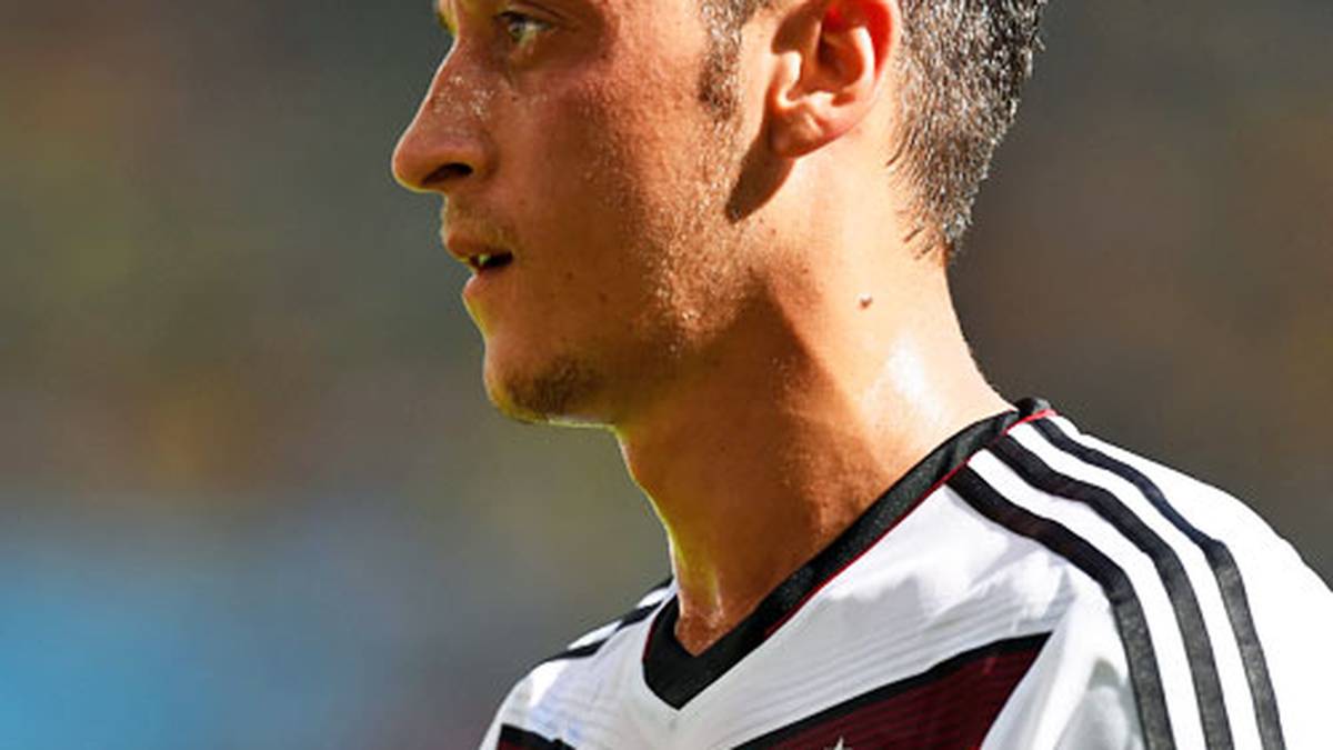 Doch dann folgt der nächste Rückschlag: Vor den EM-Quali-Spielen gegen Polen und Irland fällt Özil wegen einer Knieverletzung zehn bis zwölf Wochen aus. Das Fußball-Jahr 2014 ist für ihn damit beendet