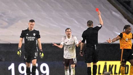 Bernd Leno fliegt bei der 1:2-Pleite des FC Arsenal gegen die Wolverhampton Wanderers vom Platz und muss sich deswegen einiger Kritik aussetzen.