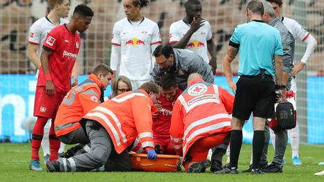 Charles Aranguiz von Bayer Leverkusen musste das Spielfeld auf einer Trage verlassen