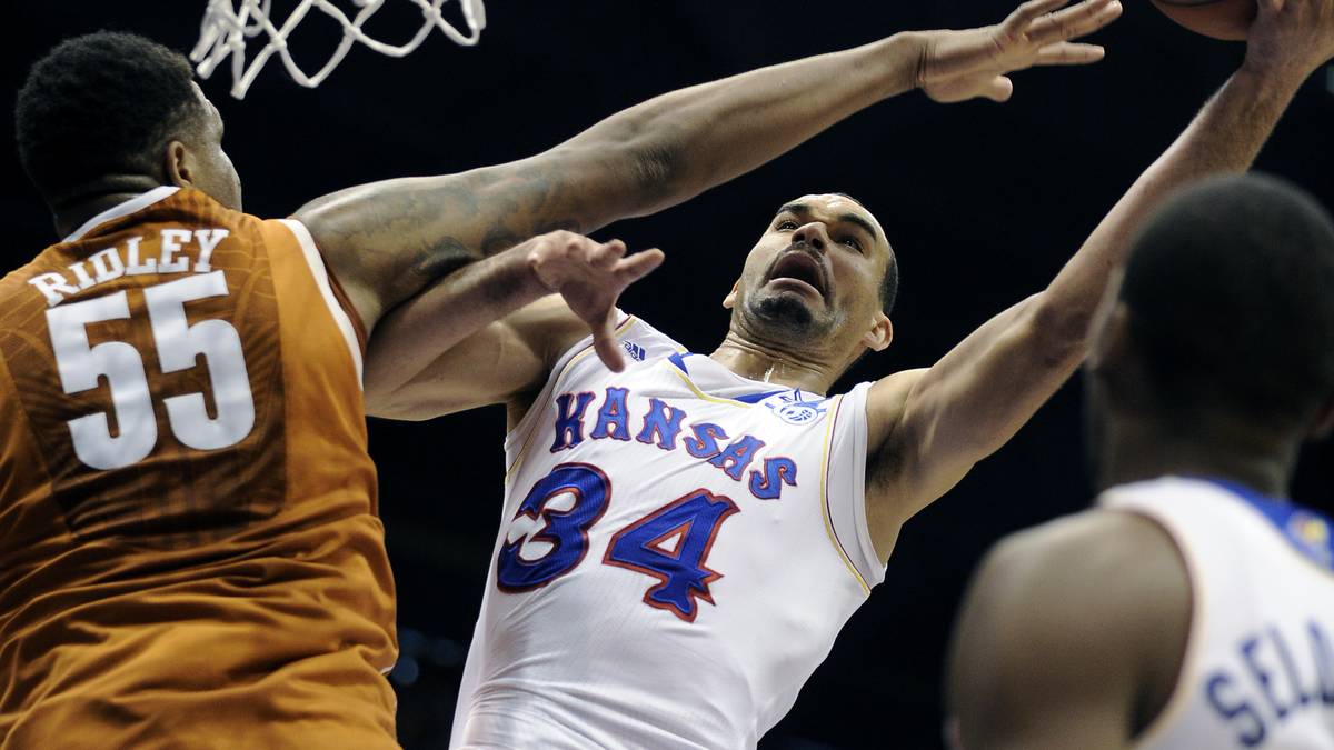 PERRY ELLIS (Forward, Junior): Kansas Jayhawks - 13,8 Punkte, 7,0 Rebounds. Kansas gewinnt zum zehnten Mal in Folge die Big12 und gehört zu den heißen Titelanwärtern. Die athletischen Youngster Cliff Alexander und Kelly Oubre stehen häufig im Fokus, aber den Ausschlag gibt der Routinier, der gefühlt schon zehn Jahre in Lawrence seinen Hakenwurf versenkt und die Rebounds pflückt. Ist er aktiv, hat Kansas alle Chancen
