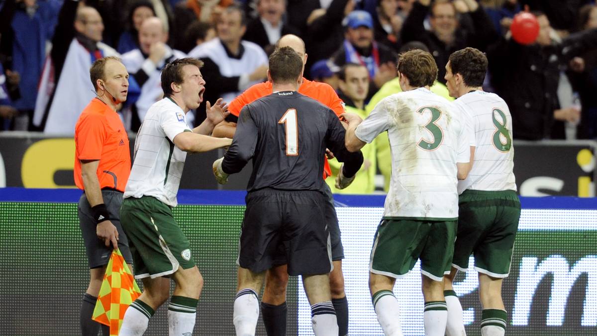 Die irische Nationalelf um Trainer Gio­vanni Tra­pat­toni ist außer sich - aber das Tor zählt. Dieses Handspiel und der Treffer bedeuten das Ende des irischen WM-Traums, die Fehlentscheidung hält den Weltfußball für Jahre in Atem